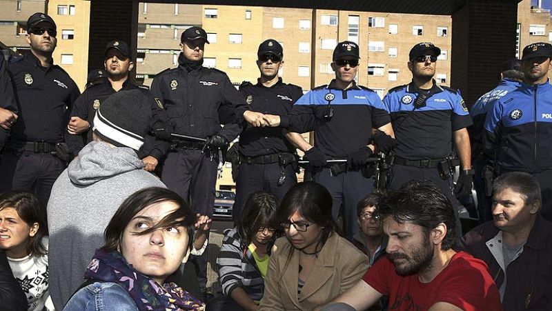 Vecinos y colectivos animalistas se concentran para impedir el sacrificio del perro de la contagiada