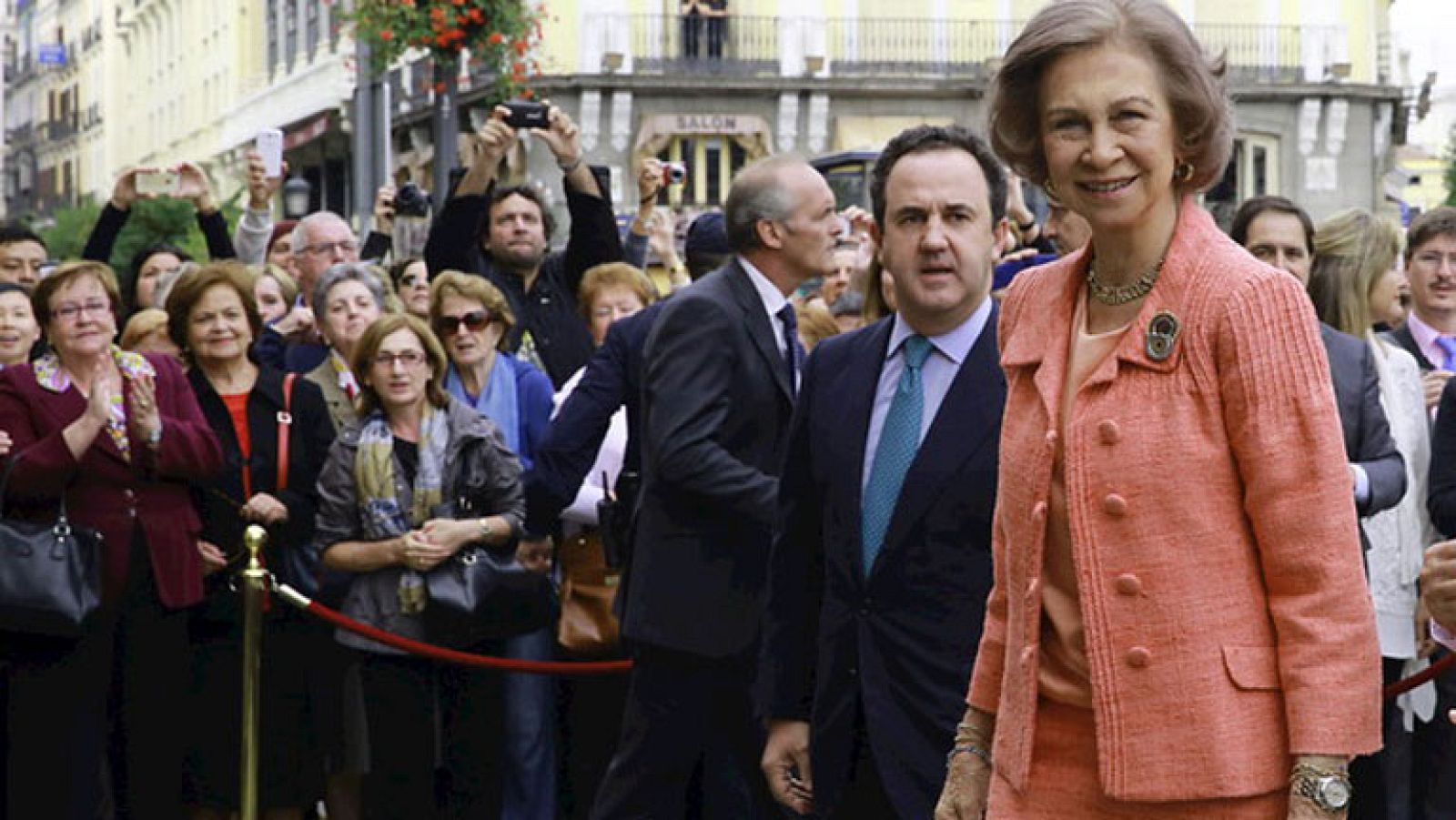 Dos Reinas en el centro de Madrid apoyando a Cruz Roja