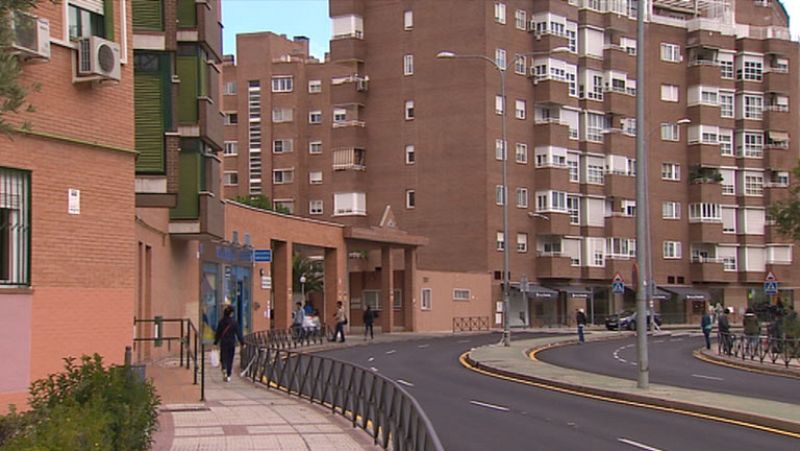 Desinfección en el hospital de Alcorcón y en el edificio en el que viven Teresa y Javier