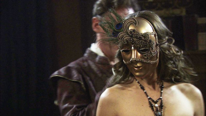 Águila Roja - Lucrecia muestra su cuerpo desnudo enmascarada