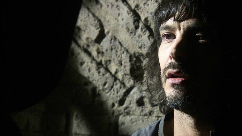 Águila Roja - El Comisario droga a Gonzalo para que le diga que es su hermano