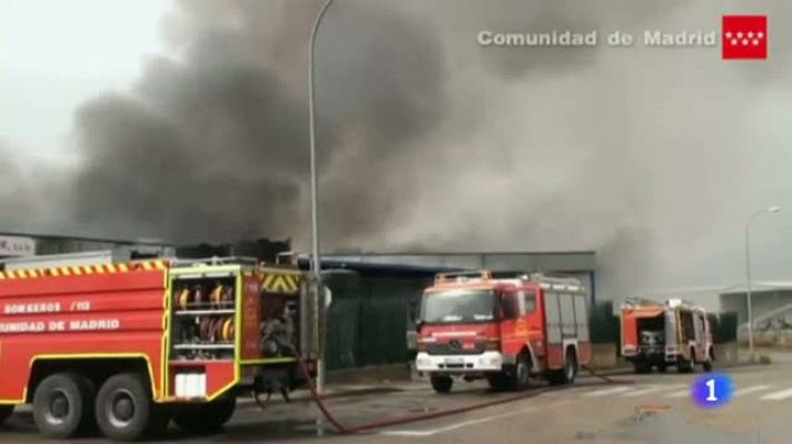 Telediario 1 - Una trabajadora herida en el incendio de una nave química