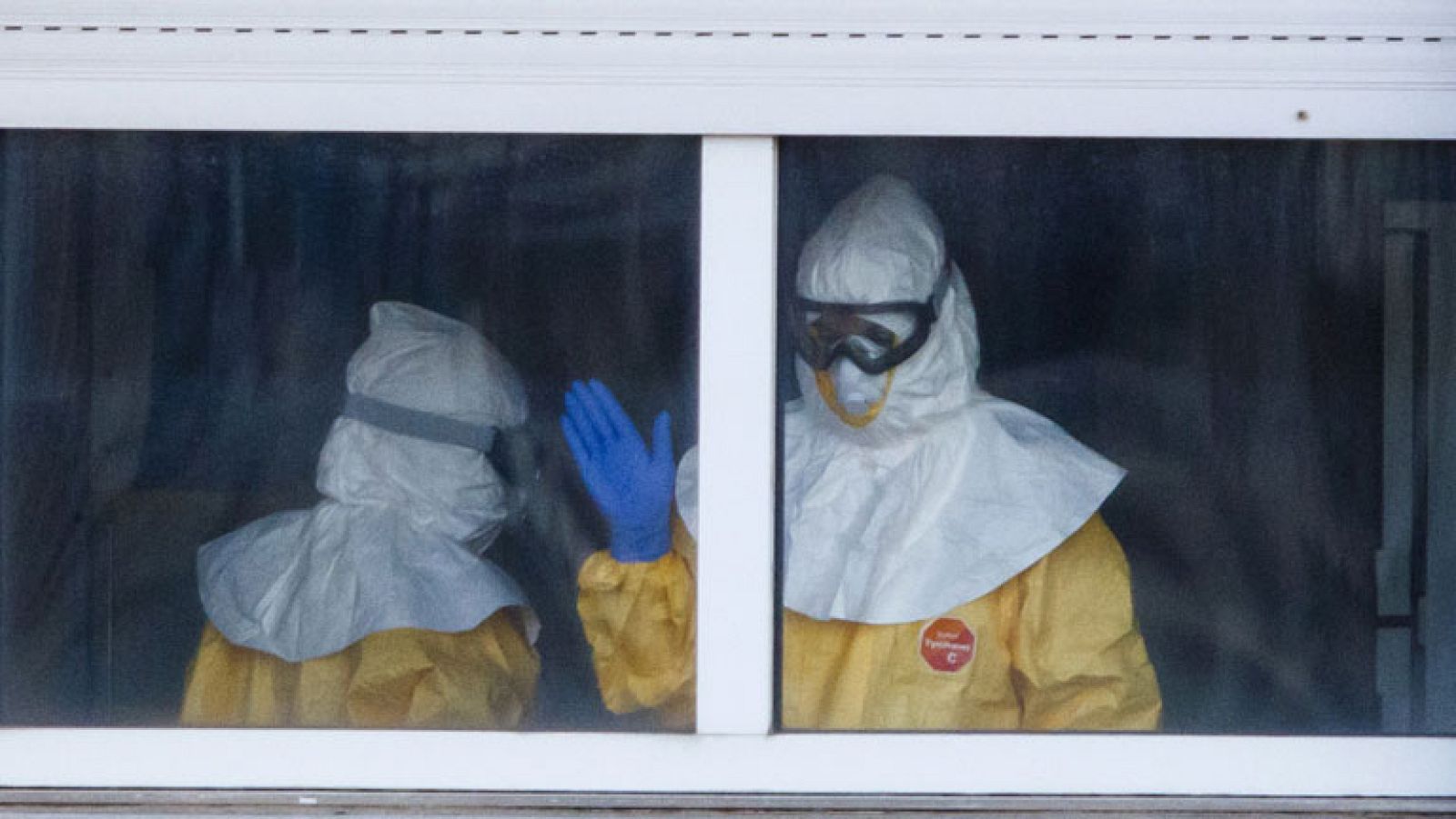 50 personas atienden a Teresa Romero en la sexta planta del Hospital Carlos III de Madrid