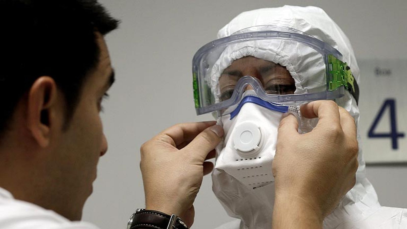 Los sanitarios ensayan los momentos más críticos con enfermos de ébola | Ver