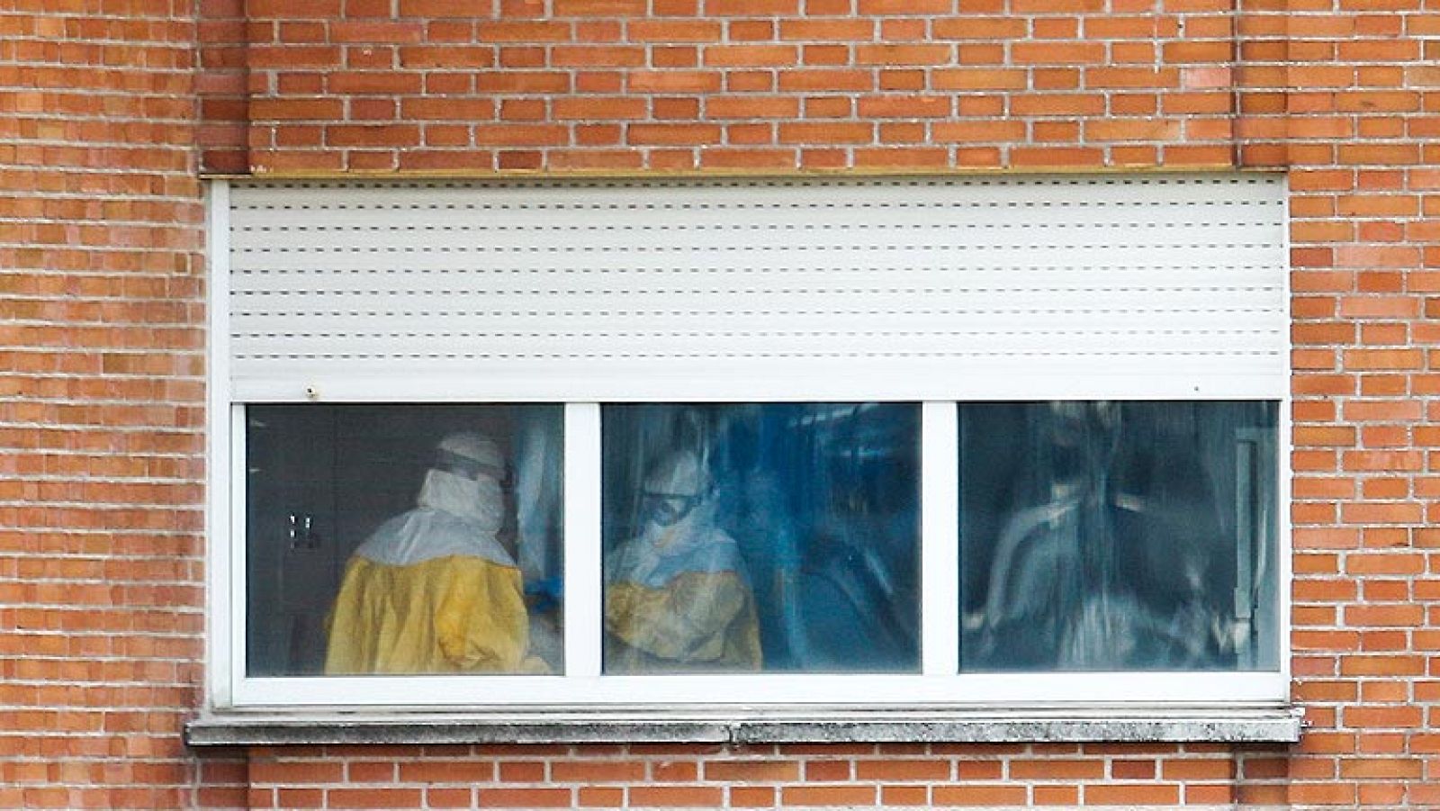 La auxiliar contagiada sigue "estable" dentro de la gravedad y genera anticuerpos contra el ébola - Informativo 24h | Ver