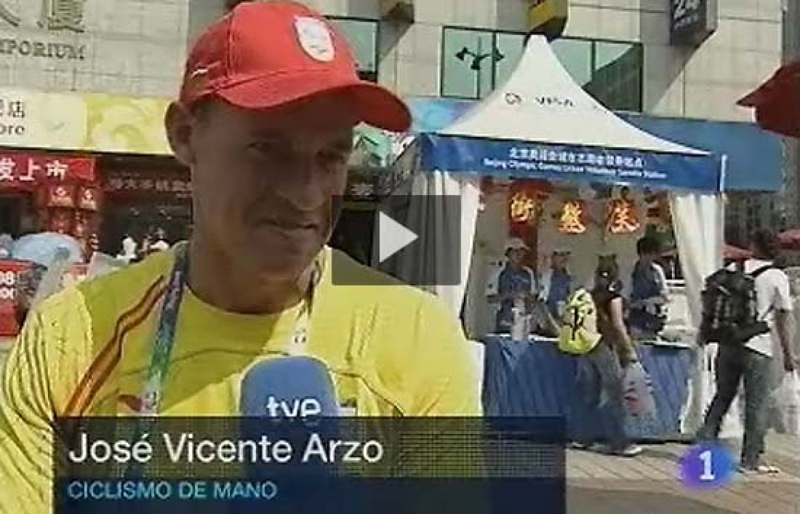Los atletas paralímpicos se pasean por la ciudad de Pekín, despertando pasiones entre los ciudadanos chinos.
