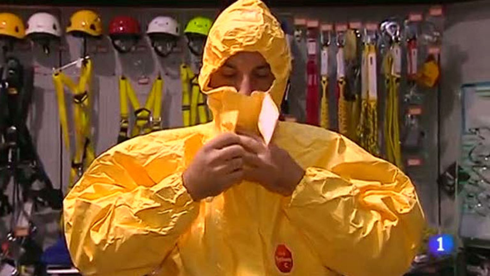 Así son los trajes antiébola de seguridad de nivel 3