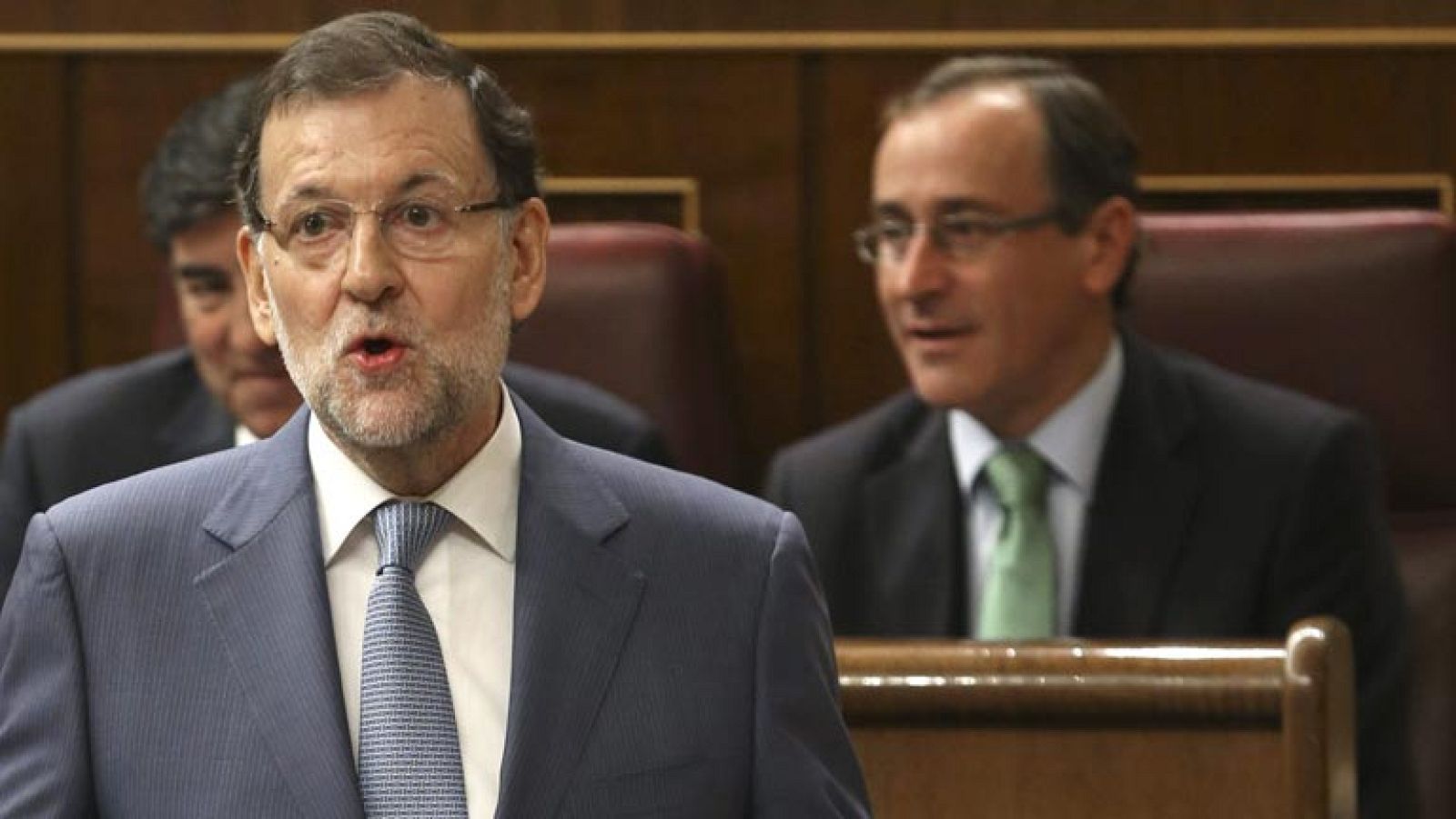 Rajoy dice que el problema del ébola "está encauzado" y Sánchez le acusa de "desgobierno" - Informativo 24h | Ver