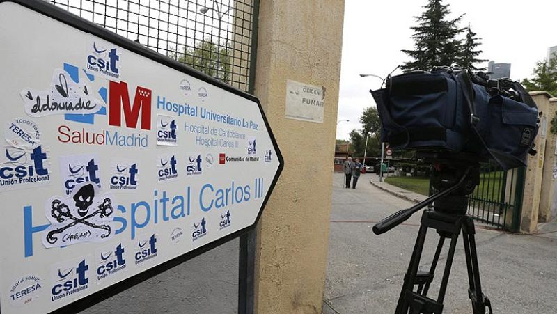 La auxiliar con ébola sigue "estable dentro de la gravedad", "está animada" y "ya se levanta"