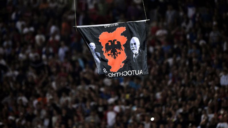 La UEFA inicia un proceso disciplinario por los altercados del Serbia - Albania | Ver