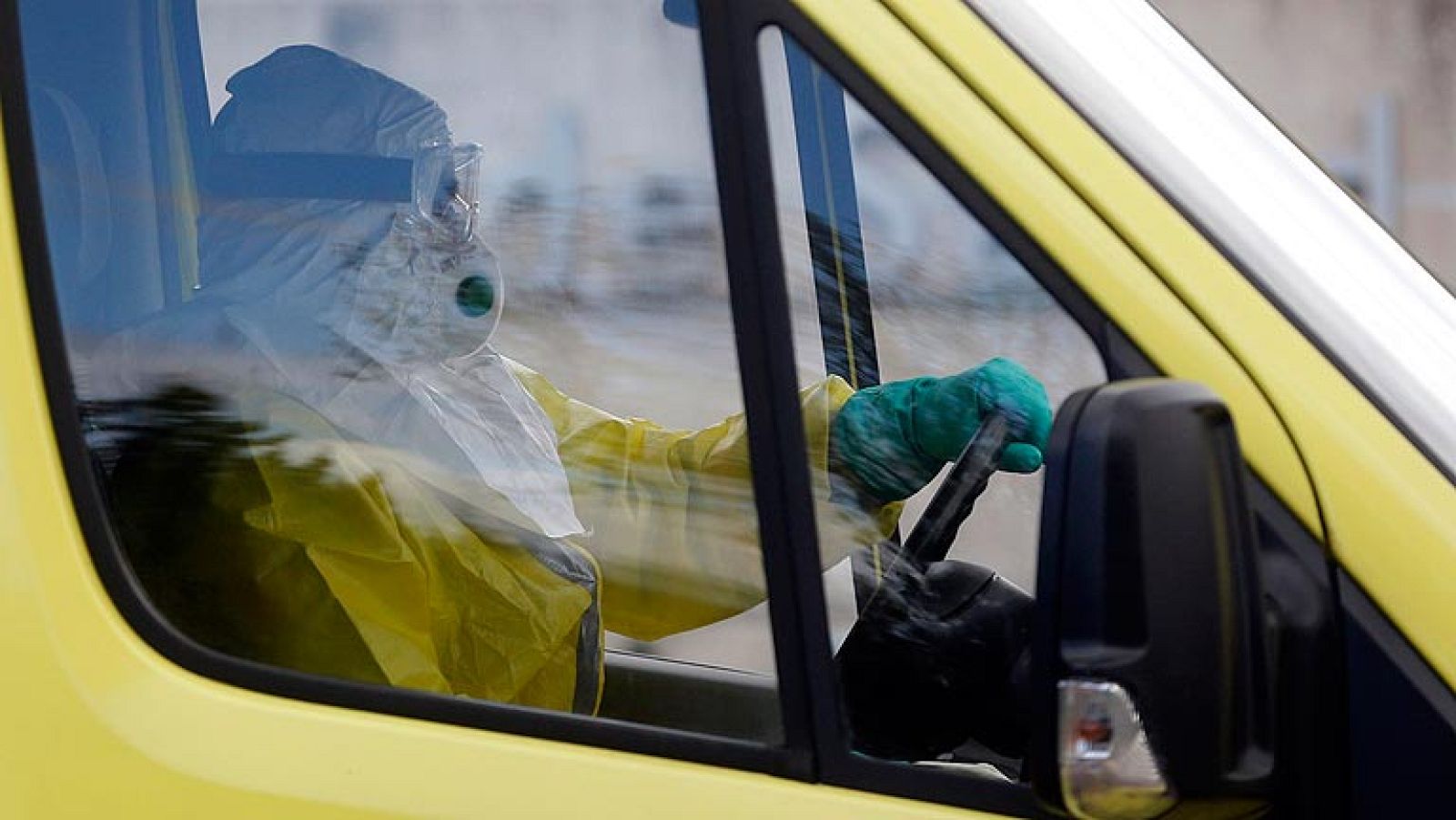 Tres ingresados en Madrid y otros tres en Tenerife por posible contagio de ébola | Ver