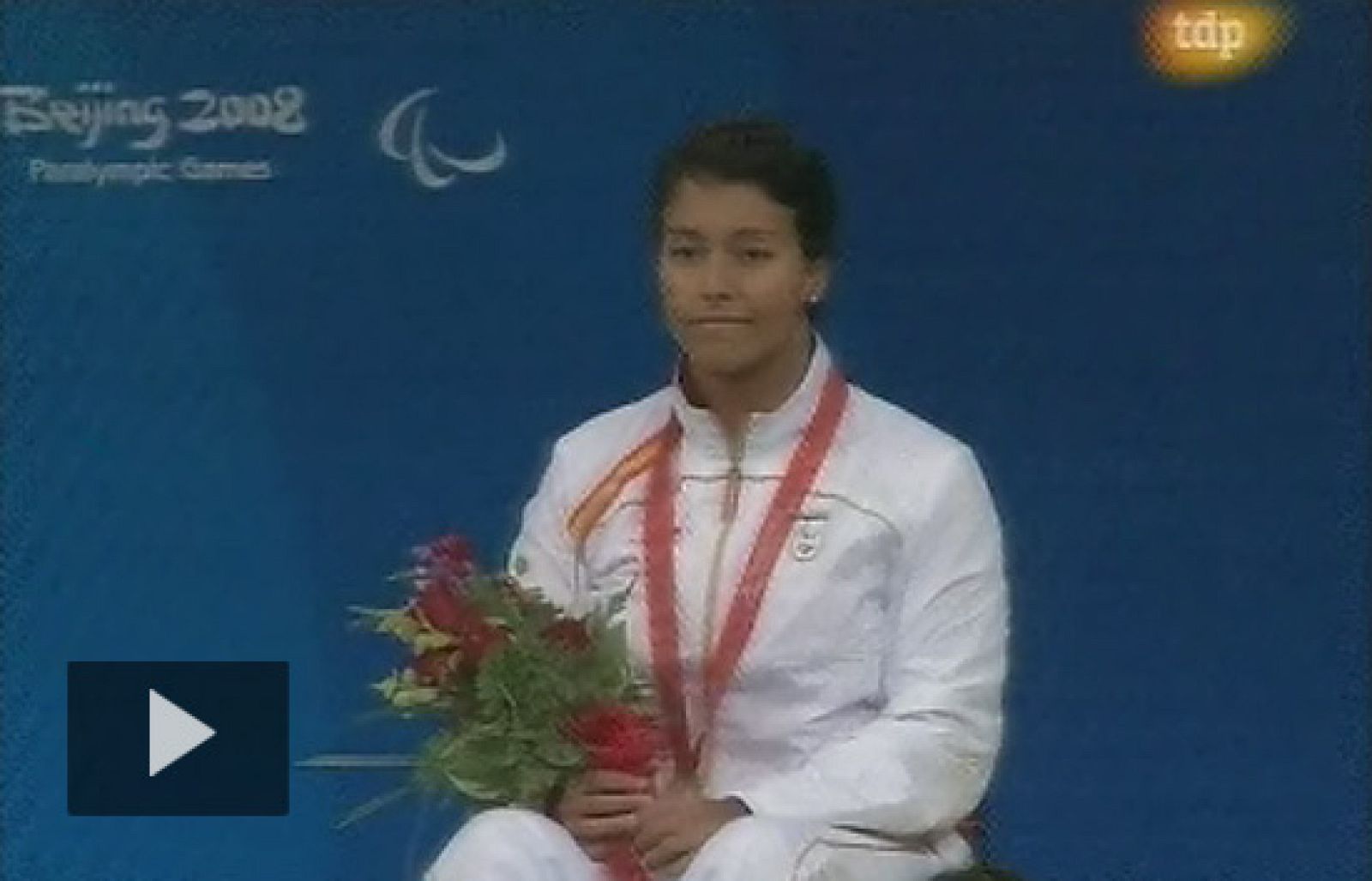 La nadadora Teresa Perales recibe la medalla de oro tras imponerse en la final de los 100m libres, categoría S5.