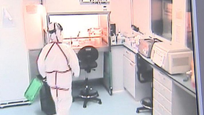 Telediario 1 - El Centro de Microbiología analiza las muestras sospechosas