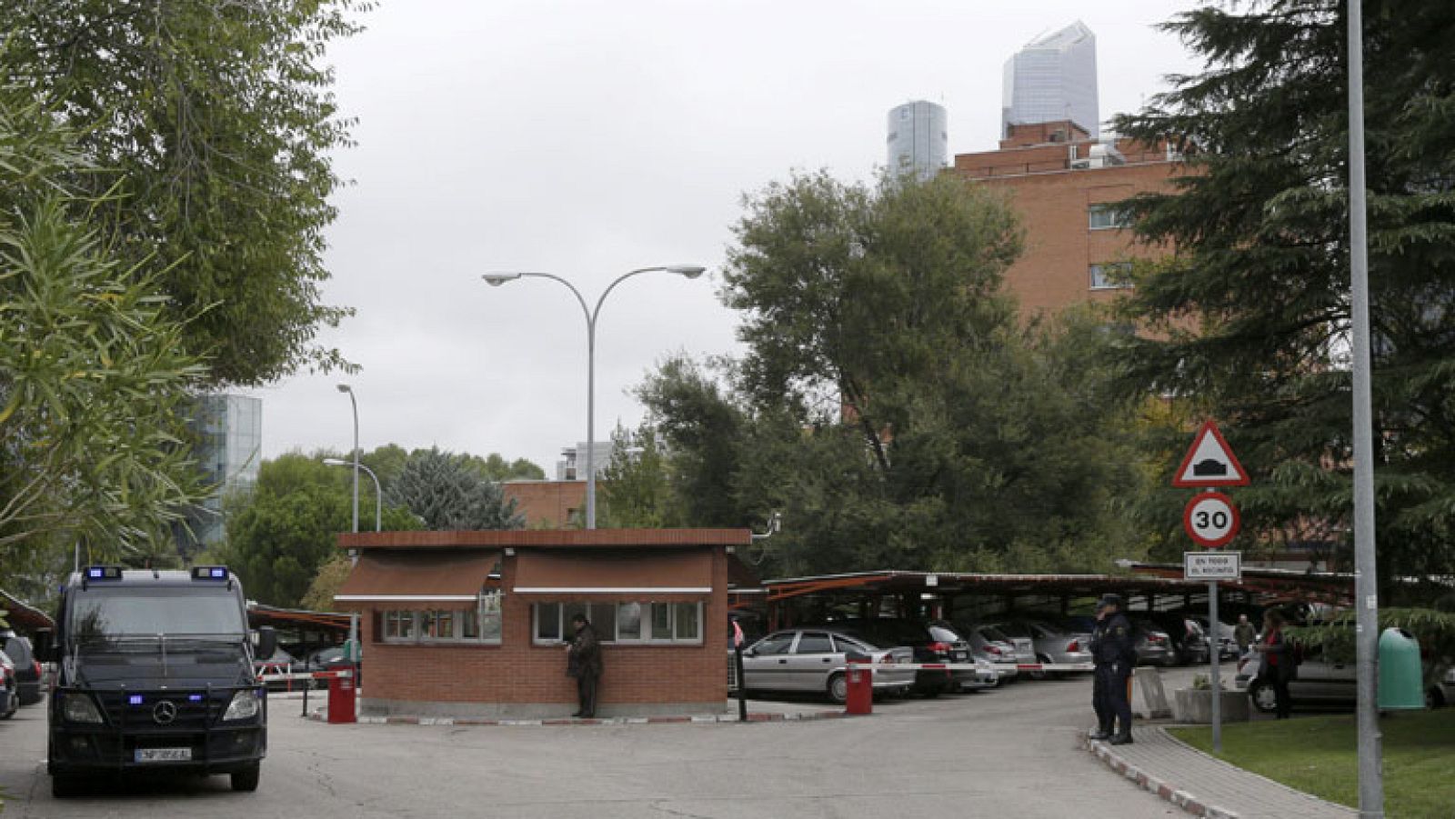 La auxiliar contagiada por ébola da negativo en la última prueba, según la familia - Informativo 24h | Ver