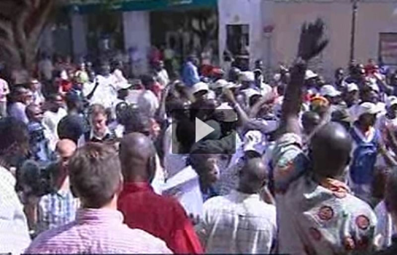 Tras dos noches de disturbios, calma tensa en Roquetas | Ver