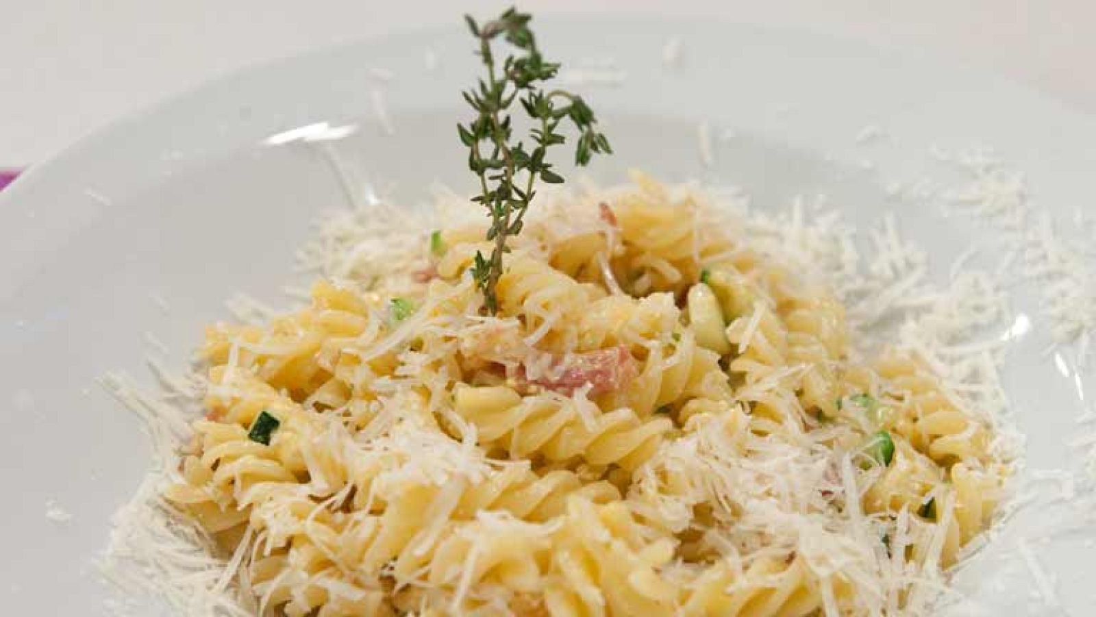 Fusilli con carbonara de calabacín