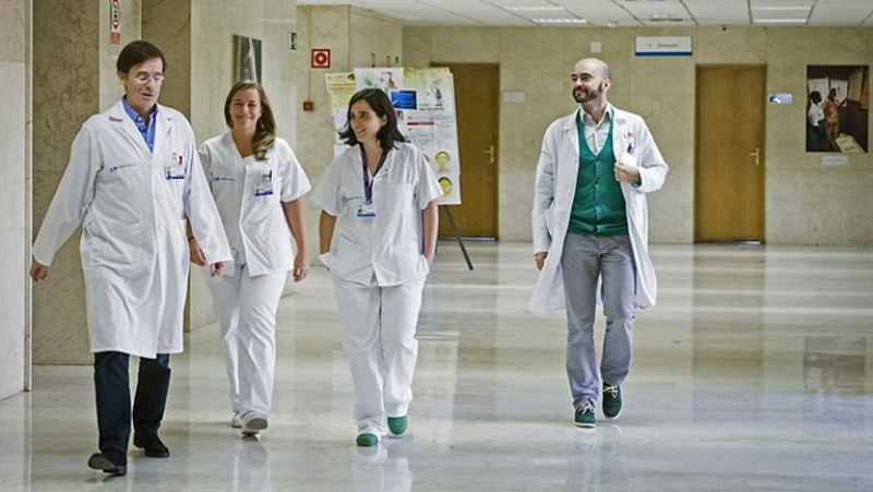 Medio centenar de sanitarios del Carlos III logran borrar el rastro del virus en la auxiliar contagiada por ébola