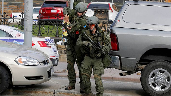 Telediario 1 - La policía de Canadá abate a un tirador y persigue a varios sospechosos cerca del Parlamento