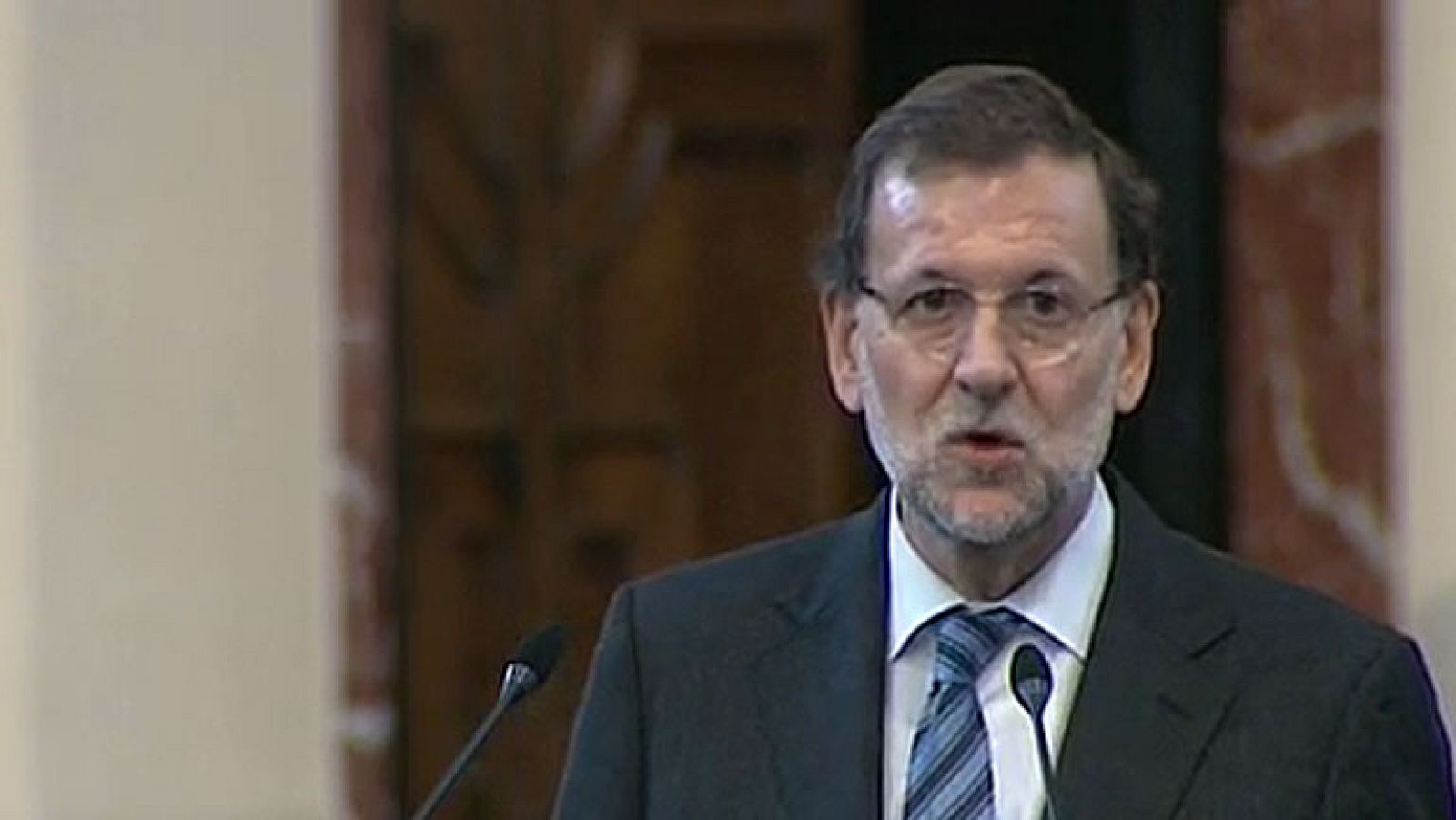 Rajoy valora la creación de empleo "indefinido" y la oposición alerta de la precariedad