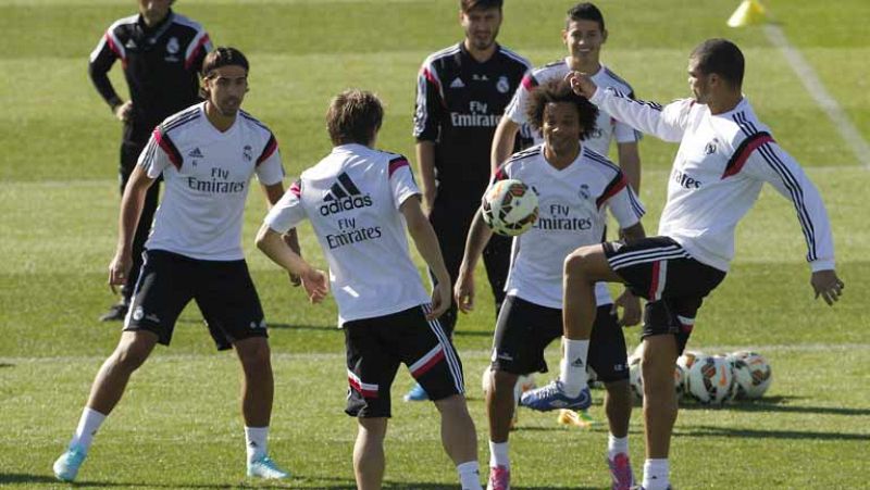 Una vez finalizada la jornada europea, ya no hay excusas. Barcelona y Real Madrid tienen en mente el enfrentamiento del sábado y ya pueden reconocerlo. En el Real Madrid tienen una queja, el día del partido.