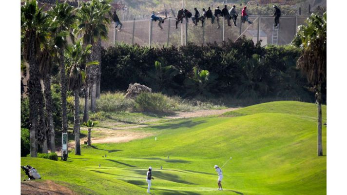 Telediario 1 - Campo de golf en Melilla con la valla al fondo