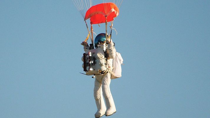 Informativo 24h - El vicepresidente de Google salta desde 41.150 metros y bate el récord del mundo