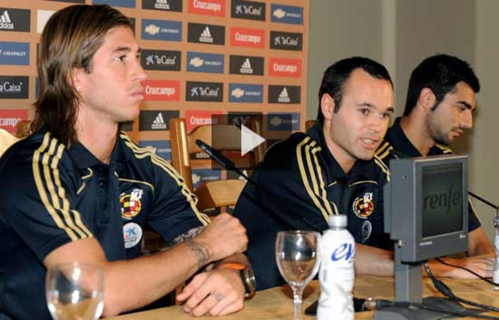 La selección homenajea a Iniesta