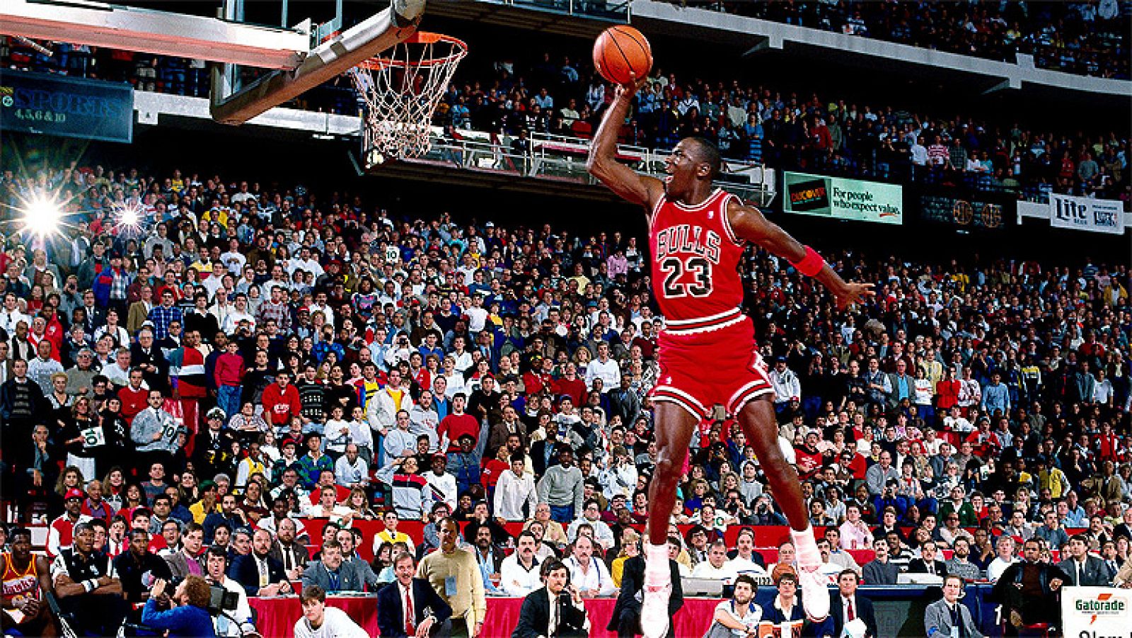 El 26 de octubre de 1984, Michael Jordan debutaba en un partido de los Bulls contra los Bullets. Comenzaba la carrera del mejor jugador de todos los tiempos.
