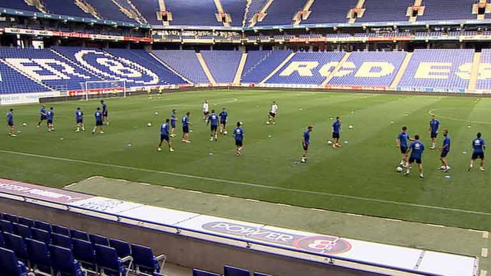 Aunque saben que podrían crearle más dificultades al Madrid en su pequeño campo de hierba artificial, los jugadores del Cornellá podrán vivir también la experiencia de jugar la ida en el vecino estadio del Espanyol y ante mas de 30.000 personas.. El