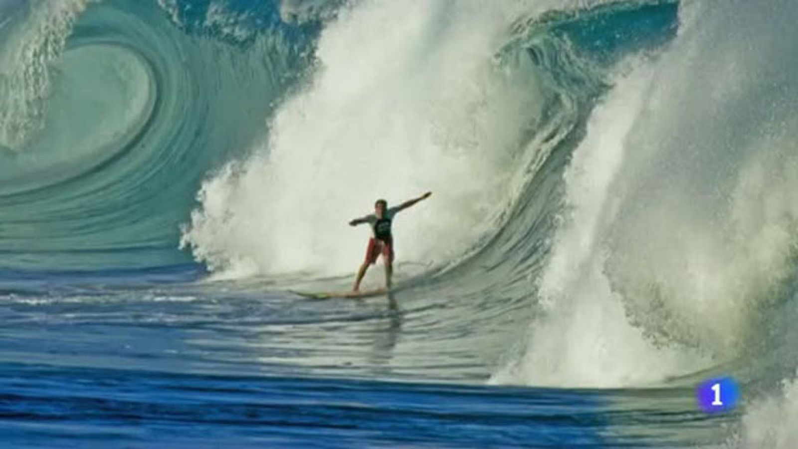 Clark Little, el fotógrafo de las olas | Ver