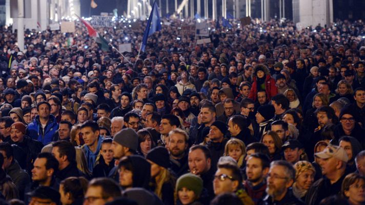Telediario 1 - Manifestación en Hungría por un nuevo impuesto sobre el consumo de Internet