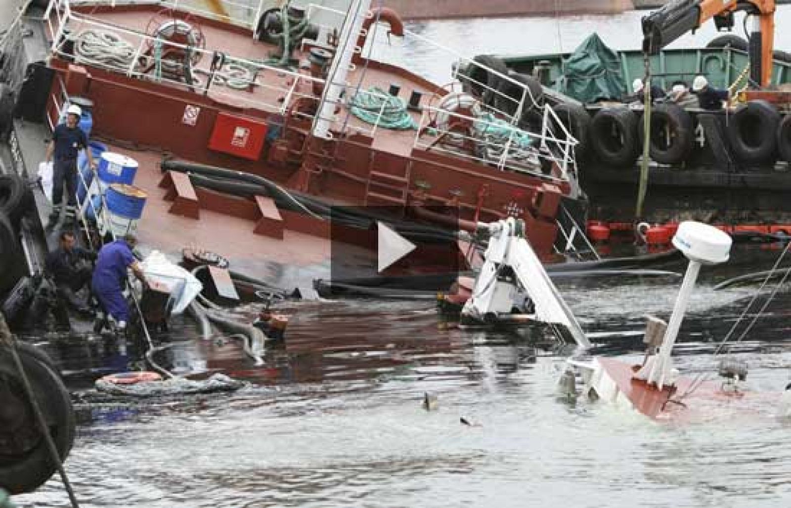 Fomento dice que el vertido en el puerto de Tarragona está controlado | Ver