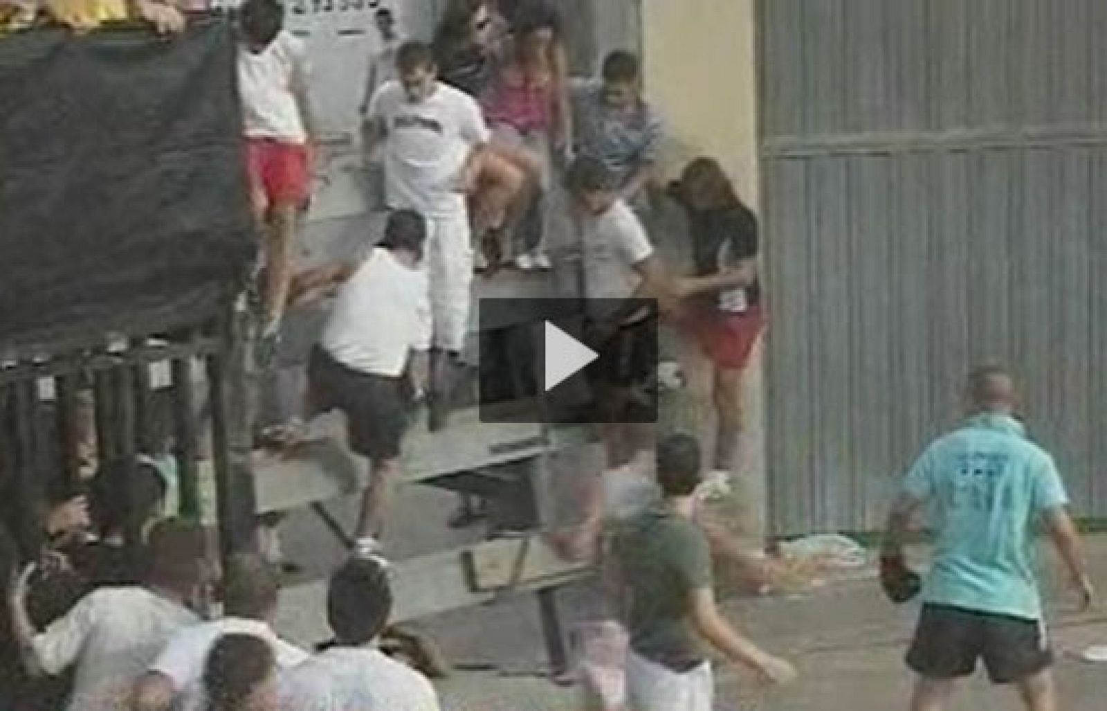 Un joven muere al golpearse en la cabeza durante el encierro en Benifairó de Valls | Ver