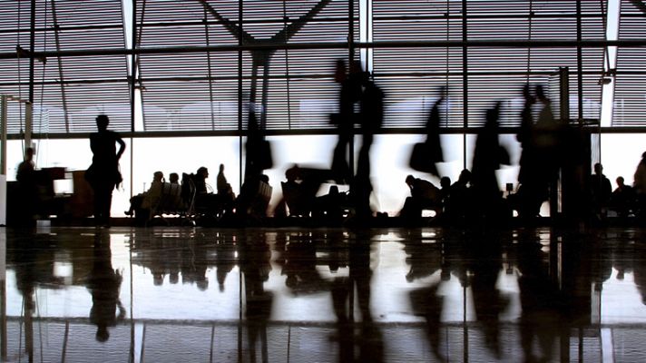 Telediario 1 - El Gobierno aplaza la salida a Bolsa de Aena por un defecto formal hasta el primer trimestre de 2015