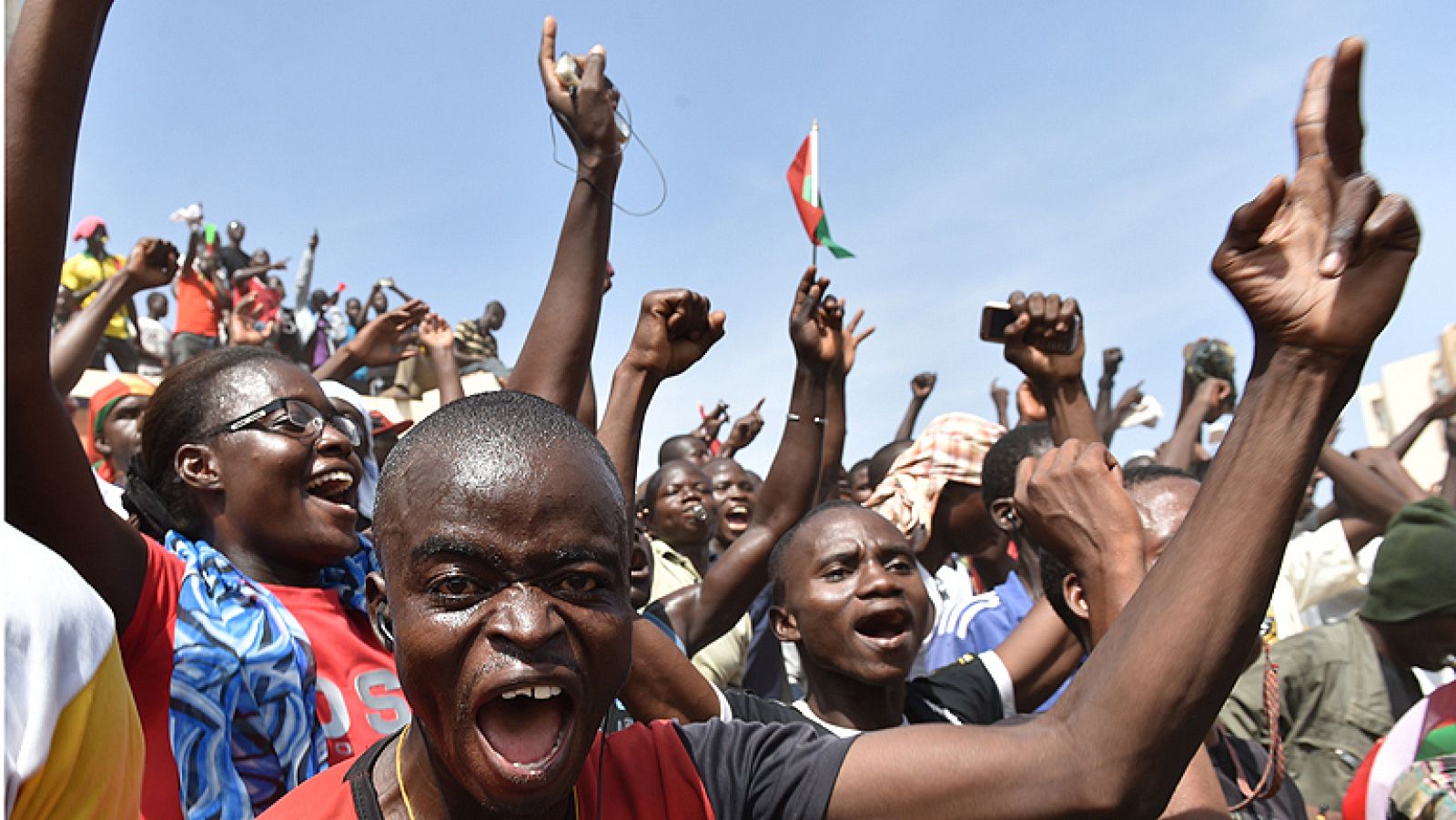 El presidente de Burkina Faso dimite tras tres días de protestas masivas | Ver