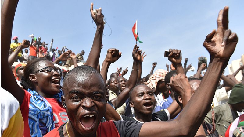El presidente de Burkina Faso dimite tras tres días de protestas masivas | Ver