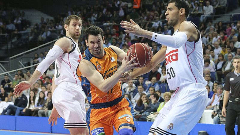 El Real Madrid sigue invicto en la Liga Endesa tras tumbar con claridad al Valencia Basket, mientras que el Barça caía en casa ante el Joventut y Unicaja se colocaba líder.