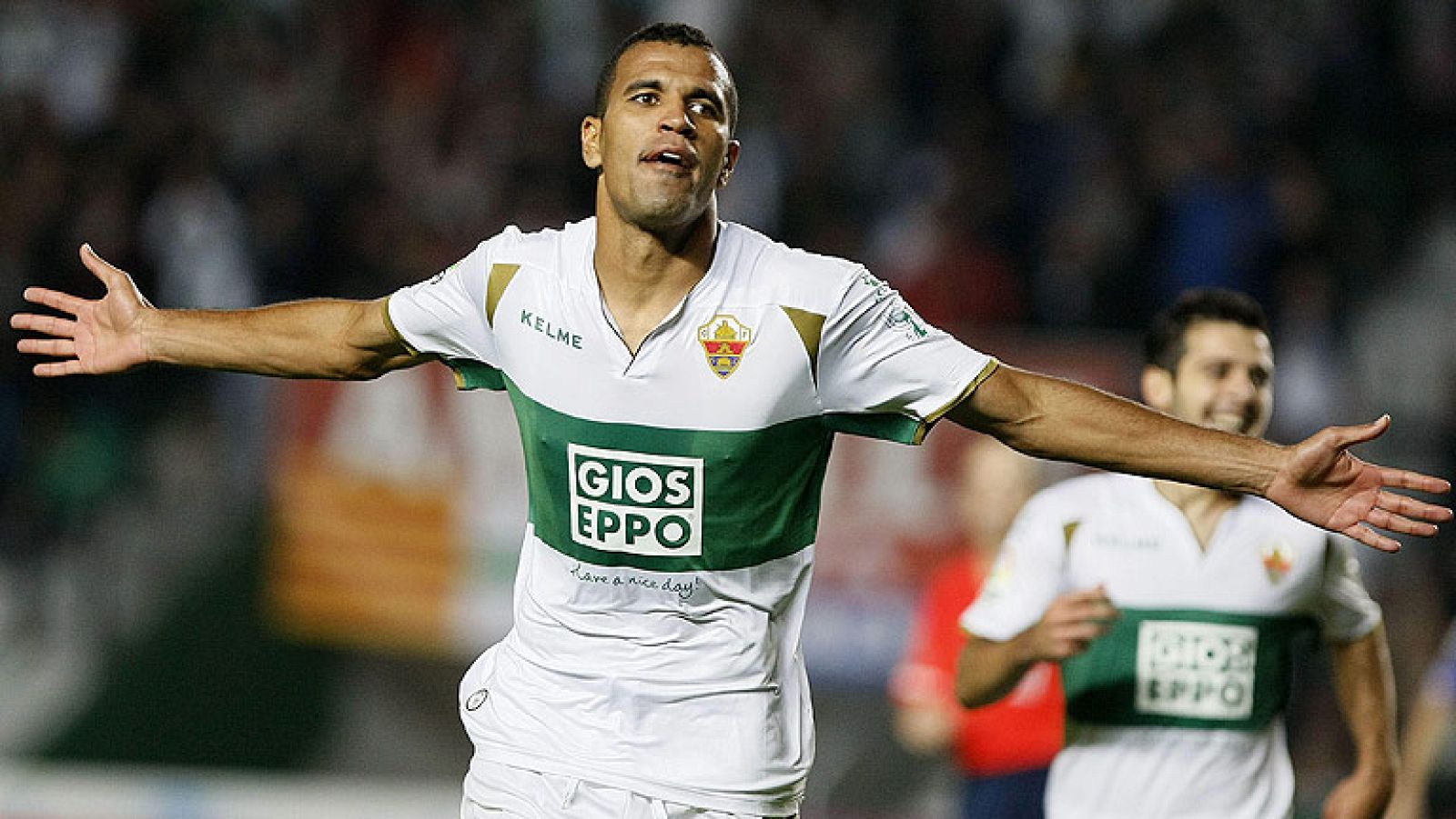 Dos goles de Jonathas dieron al Elche su primer triunfo en casa. Su verdugo fue el Espanyol, que recortó distancias en la recta final del partido con un gol de Stuani de penalti.