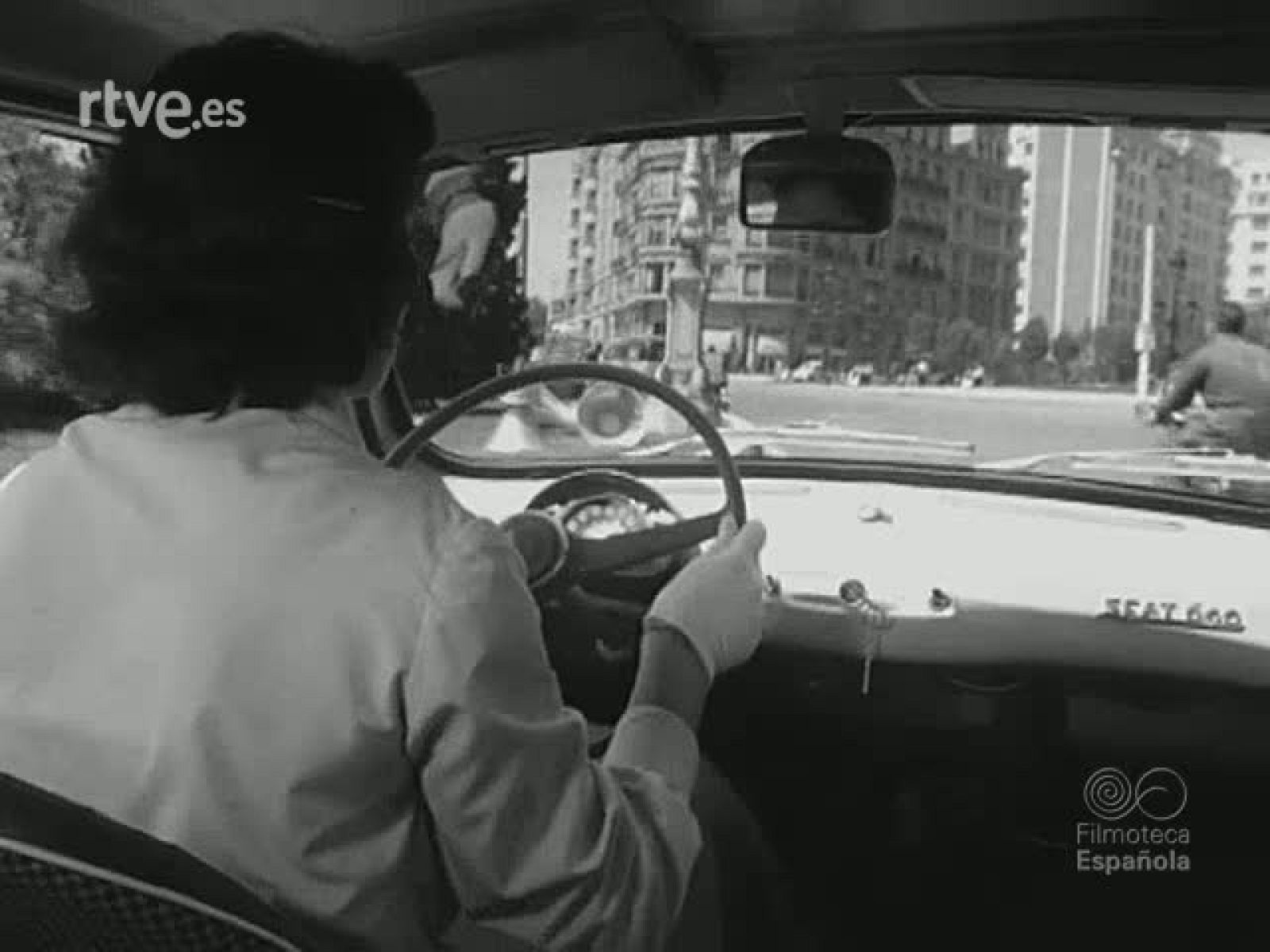 UN COCHE PARA TODOS - Documentales Blanco y Negro | Ver