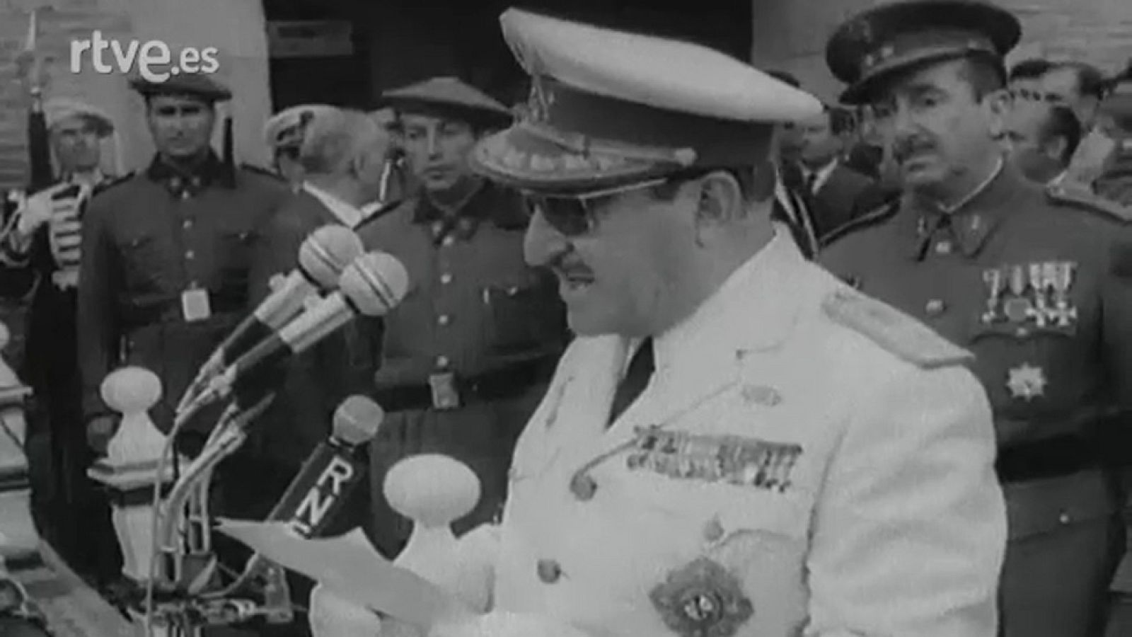 BARCELONA. ERA FRANCO 1939 - 1975. LA MILICIA - Documentales Blanco y Negro | Ver