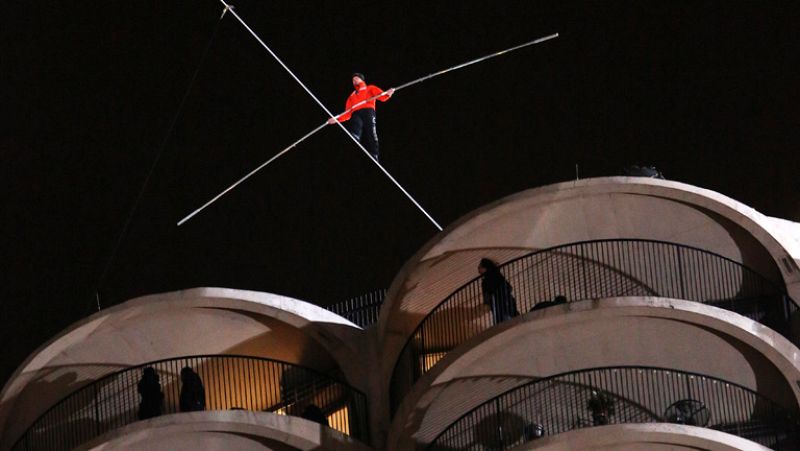 Nik Wallenda cruza el cielo de Chicago caminando sobre un alambre