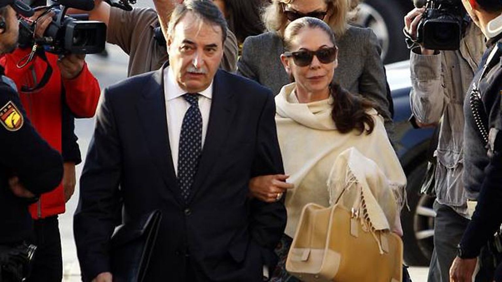 Isabel Pantoja tiene que devolver la Medalla de Andalucía