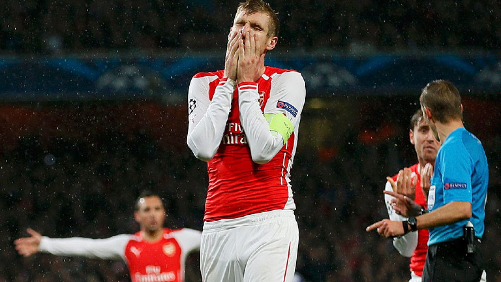 El Arsenal ha desperdiciado un 3-0 a favor y ha terminado empatando en casa contra el Anderlecht, que levantó los goles de Arteta, Alexis y Oxlade-Chamberlain con los tres tantos de Vanden Borre, dos, y Mitrovic.