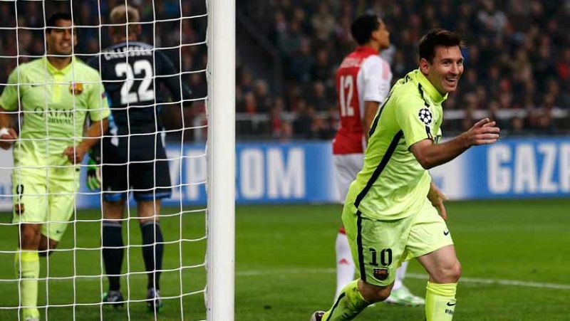 El delantero argentino del FC Barcelona Lionel Messi ha anotado el 0-2 ante el Ajax, su segundo gol de la noche, para alcanzar los 71 tantos en Champions e igualar la marca de Raúl González.