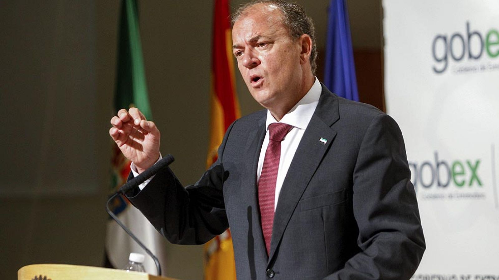 Monago asegura que sus viajes privados se los paga él y que puede demostrarlo - Informativo 24h | Ver