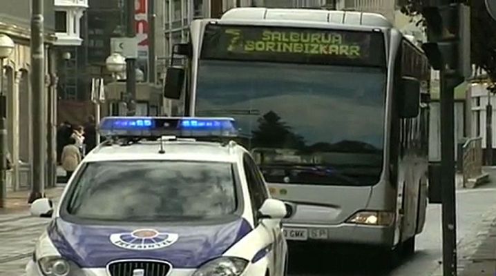 Telediario 1 - Impide subir al autobús a una mujer con velo