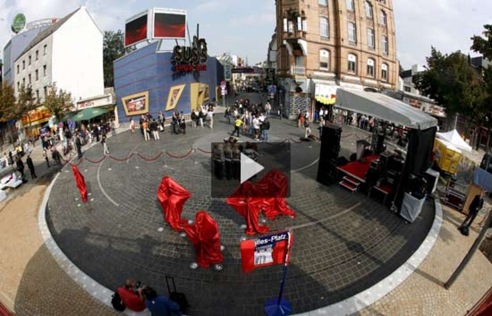 El alcalde de Hamburgo ha inaugurado el monumento a Los Beatles en la plaza que a partir de hoy llevará el nombre del legendario cuarteto de Liverpool recordando los comienzos de la carrera del grupo en esa ciudad alemana (12/09/08).