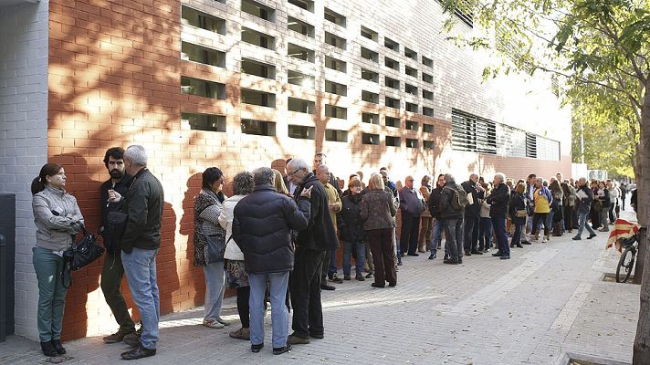Informativo 24h - Largas colas en la apertura de los colegios para votar el 9N en Cataluña