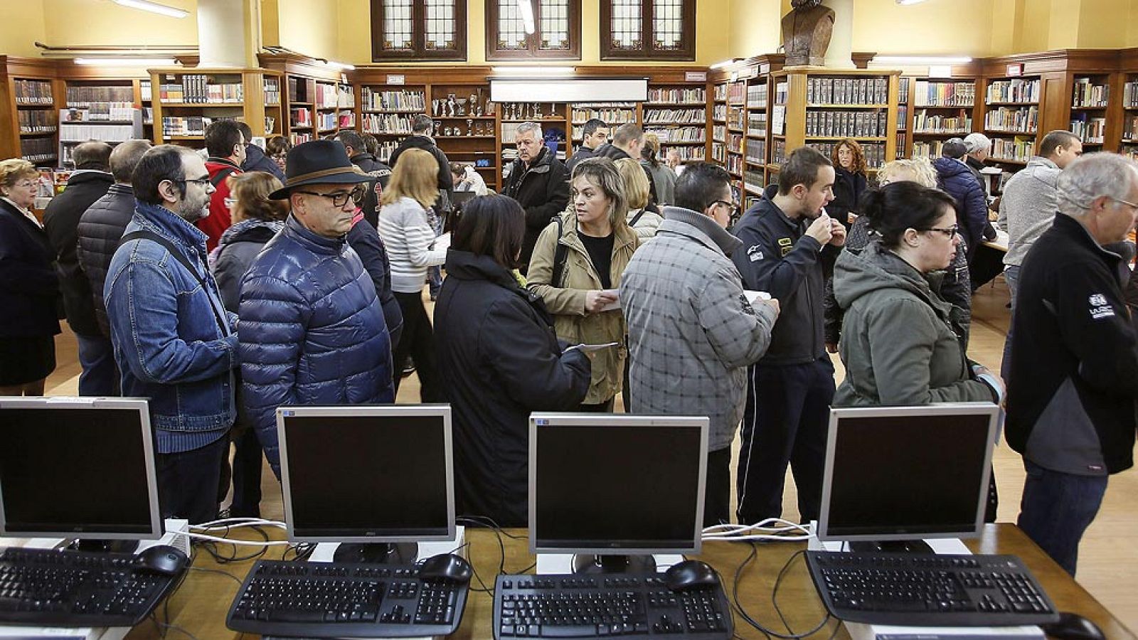 Cerca de dos millones catalanes han votado en la consulta hasta las 18:00, según el Govern - Informativo 24h | Ver