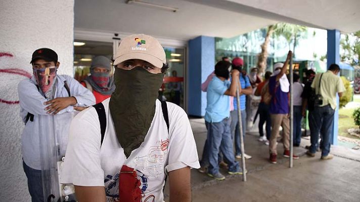 Telediario 1 - Toman el aeropuerto de Acapulco en protesta por Ayotzinapa
